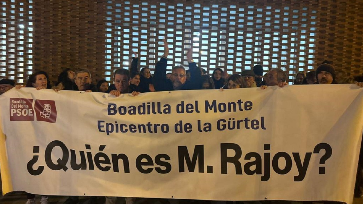 Manifestantes contra Mariano Rajoy y su charla sobre la amnistía en Boadilla del Monte.