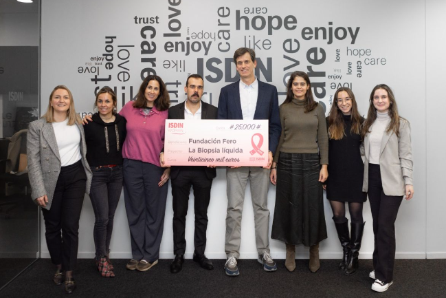El equipo ISDIN hace entrega de los 25.000 euros al doctor Rubén Ventura de la Fundación FERO para apoyar la investigación del cáncer de mama | Foto de ISDIN