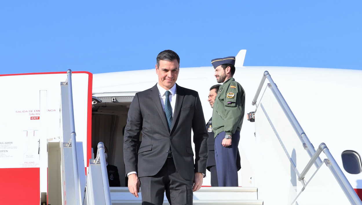 El presidente del Gobierno, Pedro Sánchez, baja de un avión. EP