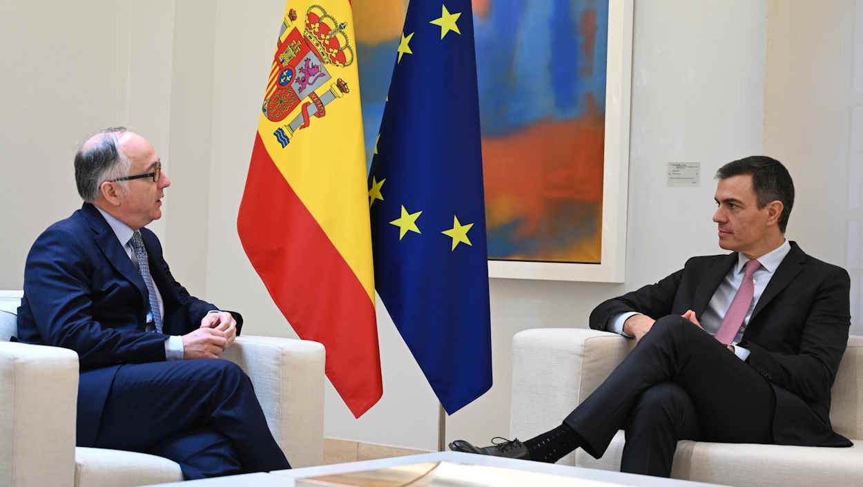 El consejero delegado de IAG, Luis Gallego, junto al presidente del Gobierno, Pedro Sánchez, durante su reunión en La Moncloa