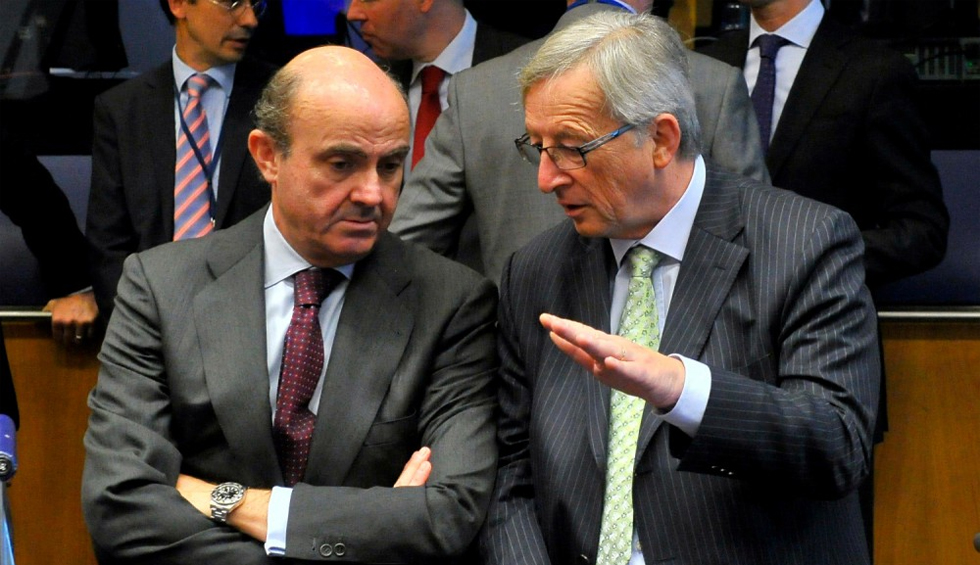 El ministro de Economía español, Luis de Guindos, y el presidente de la Comisión Europea, Jean-Claude Juncker