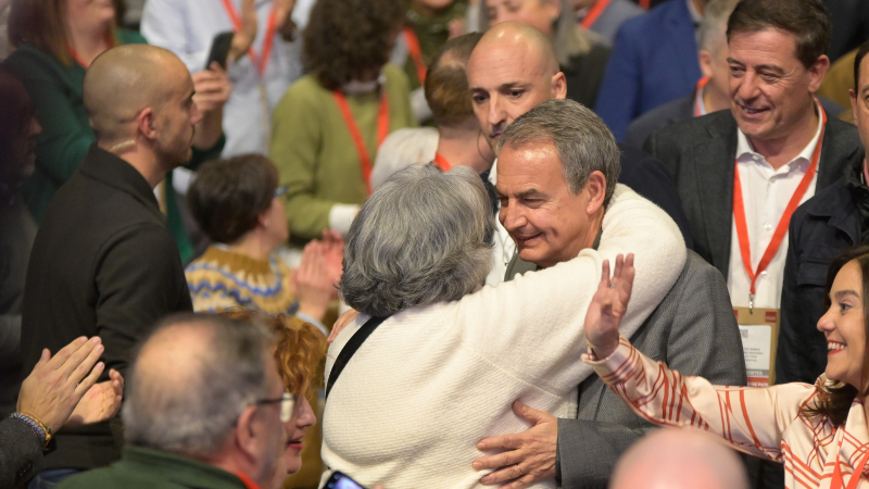 José Luis Rodríguez Zapatero saluda a una militante en A Coruña. EP