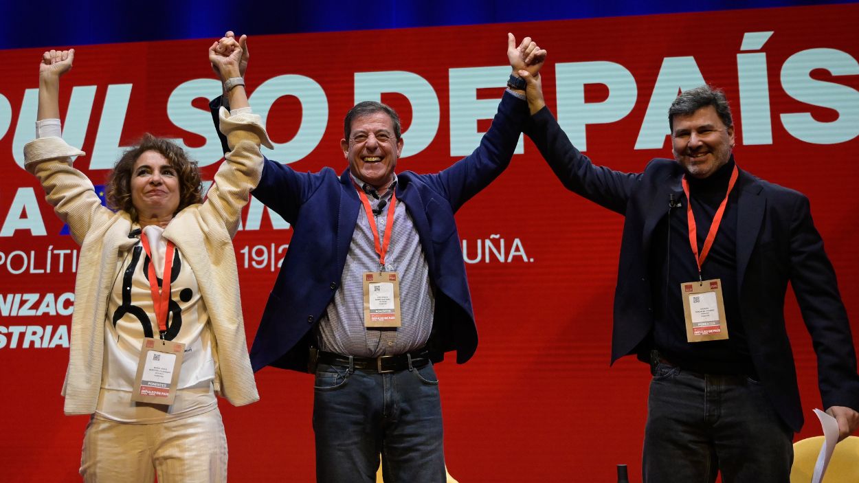 La vicepresidenta primera del Gobierno, María Jesús Montero (i), el candidato del PSdeG a la Xunta, José Ramón Gómez Besteiro (c), y el eurodiputado Nicolás Casares (d), en A Coruña. EP. 