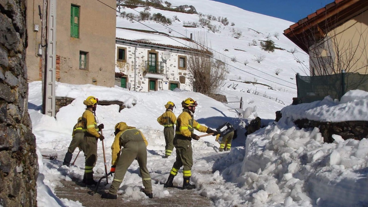 Trabajos de apoyo de la BRIF Tabuyo, activada por el Ministerio durante la borrasca Filomena en 2021. (Foto BRIF Tabuyo).