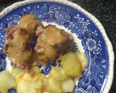 Rabo de ternera con patatas panadera y ensalada de lechuga trocadero