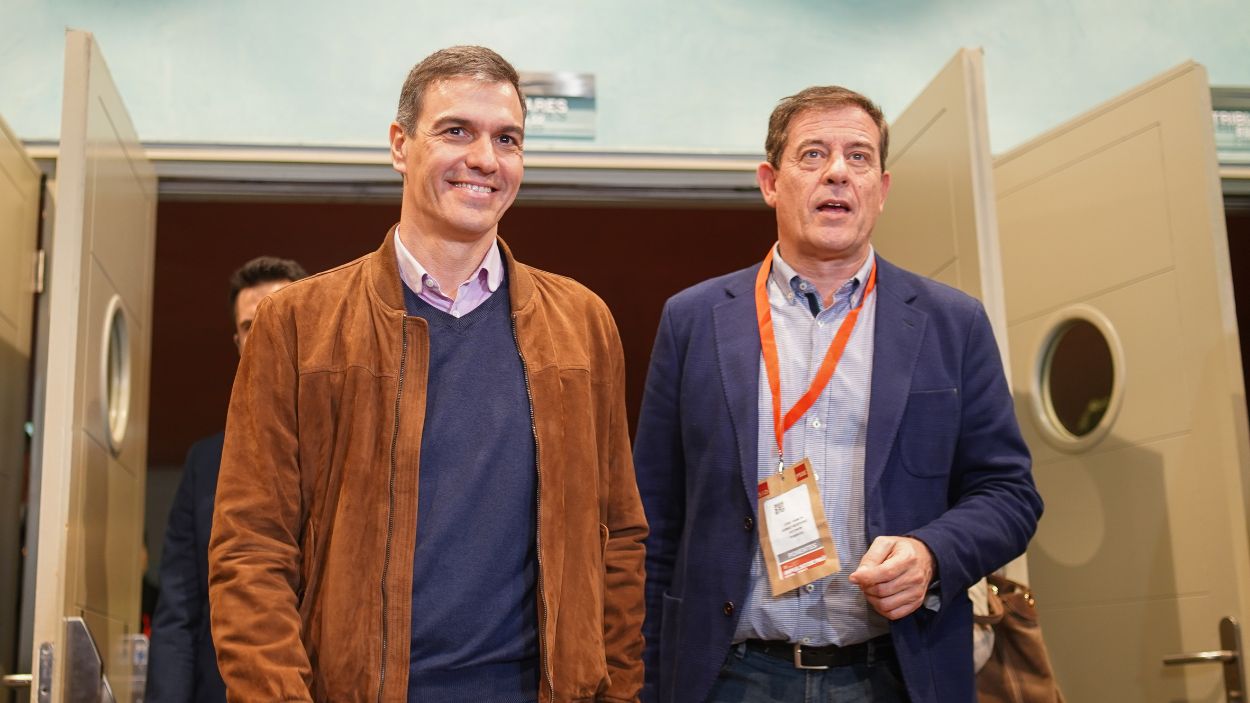 El presidente del Gobierno, Pedro Sánchez, y el candidato del PSOE a la Xunta, José Ramón Gómez Besteiro, en la convención de A Coruña. EP. 