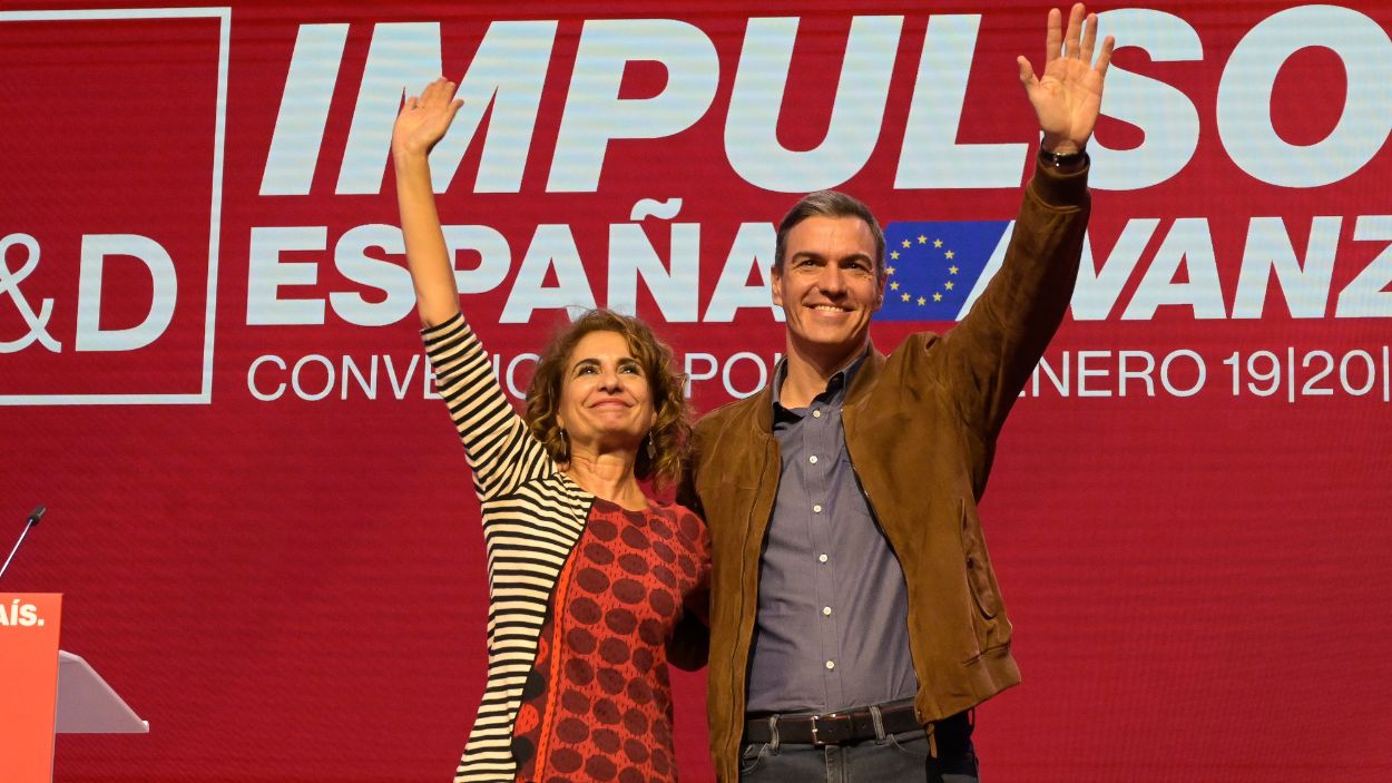 El presidente del Gobierno, Pedro Sánchez, y la vicepresidenta primera, María Jesús Montero, en la clausura de la convención política en A Coruña. EP. 