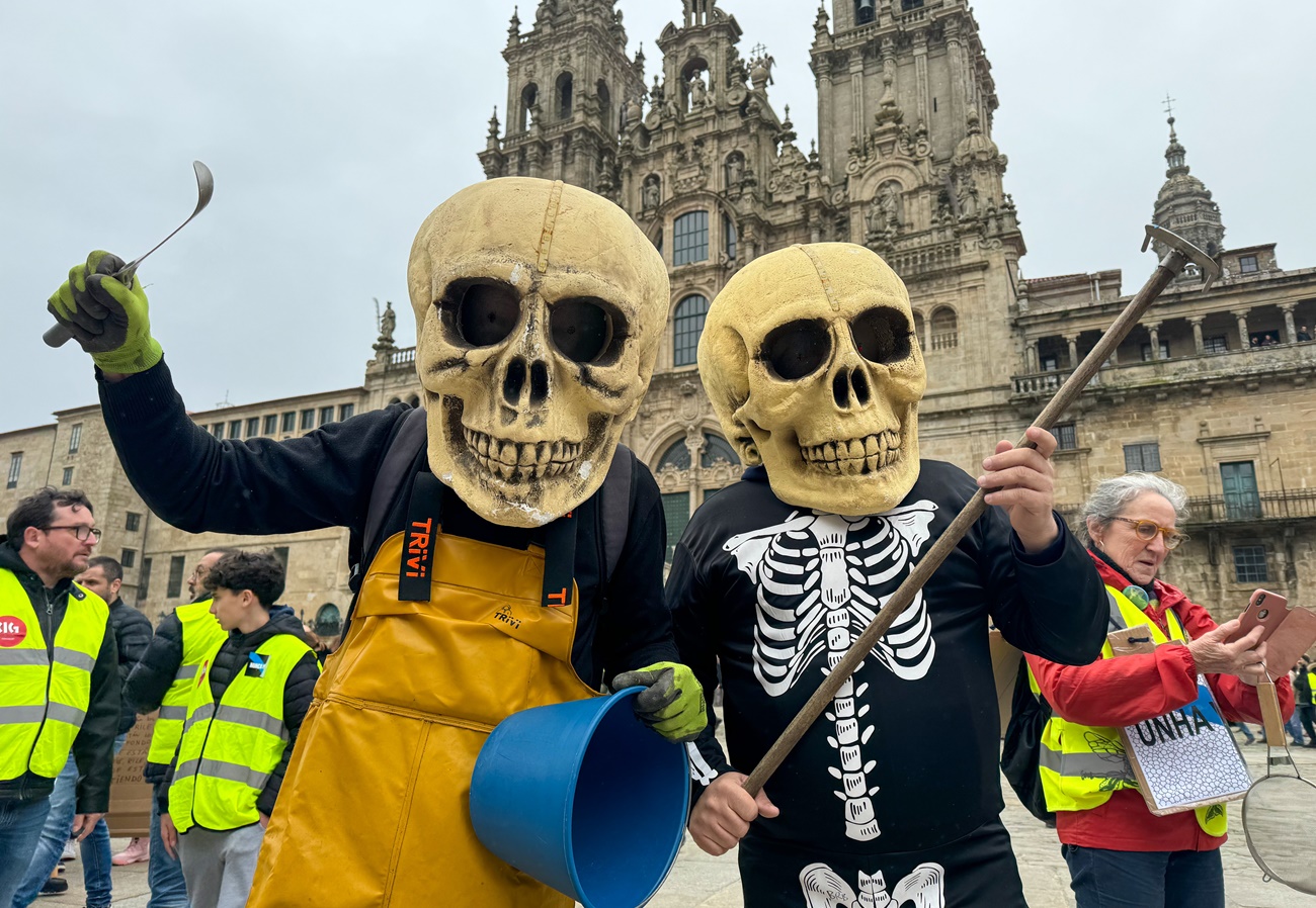 Dos manifestantes de la marcha en defensa del mar desarrollada en Santiago de Compostela. (Foto: EP)