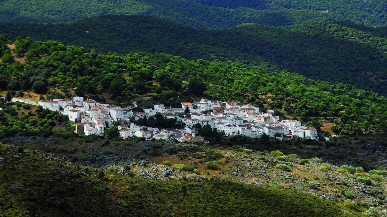 Vistas del precioso pueblo blanco de Parauta que esconde un auténtico bosque encantado. Diputación de Málaga