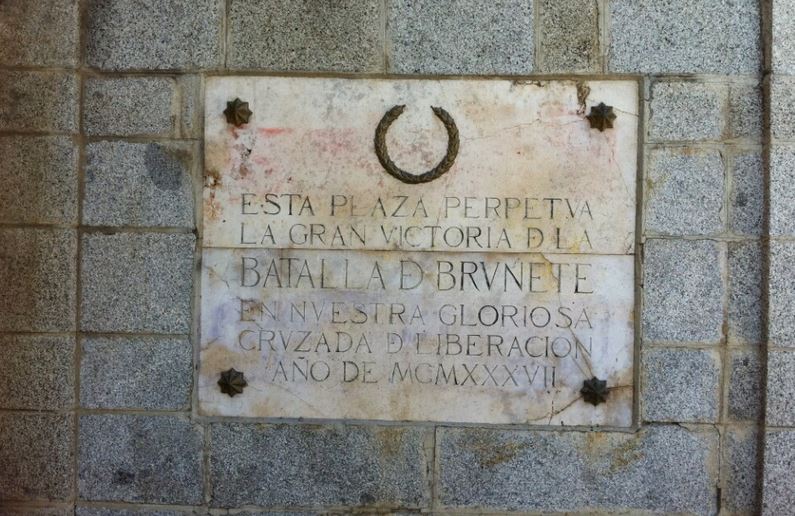 Placa en la que se recuerda 'la gloriosa cruzada de liberación' en Brunete, que sobrevivirá gracias a Cifuentes