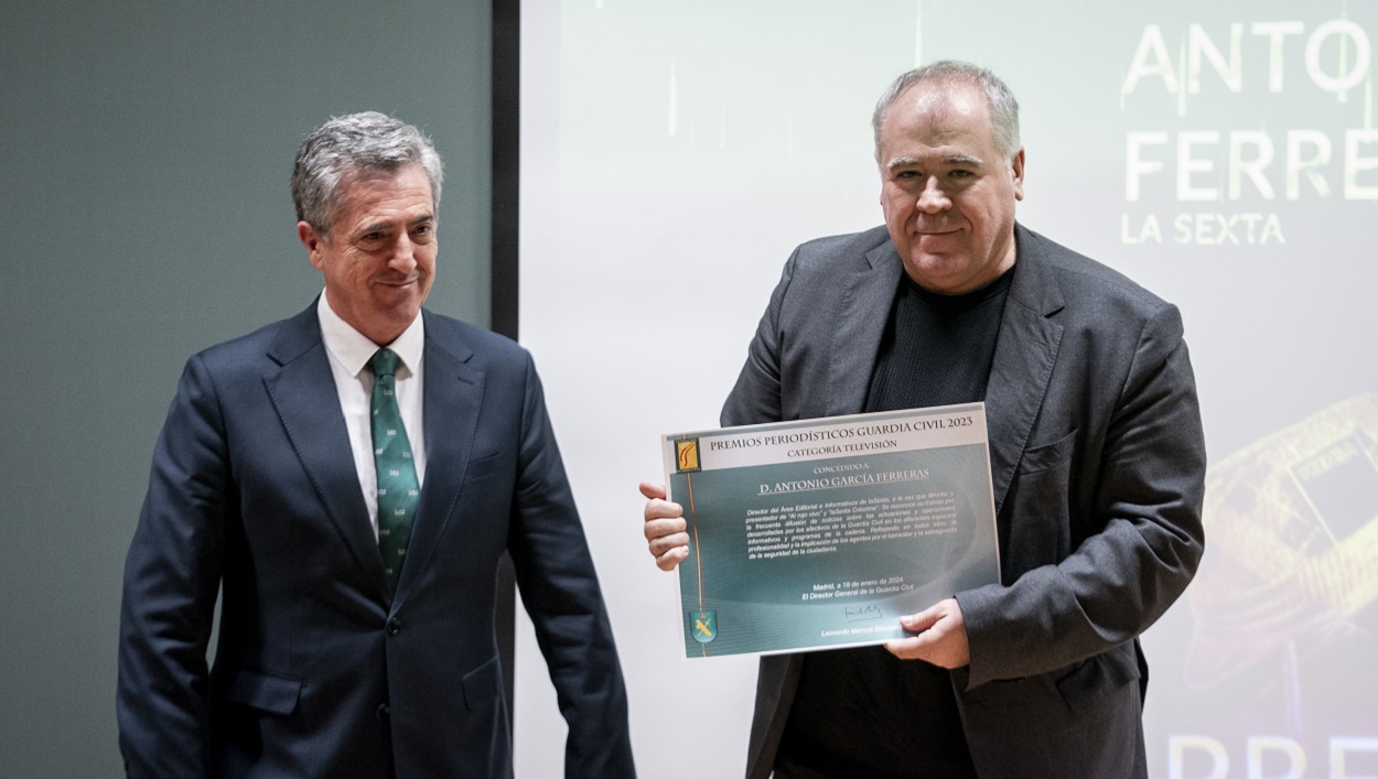 La Guardia Civil reconoce con su premio periodístico a Antonio García Ferreras. EP