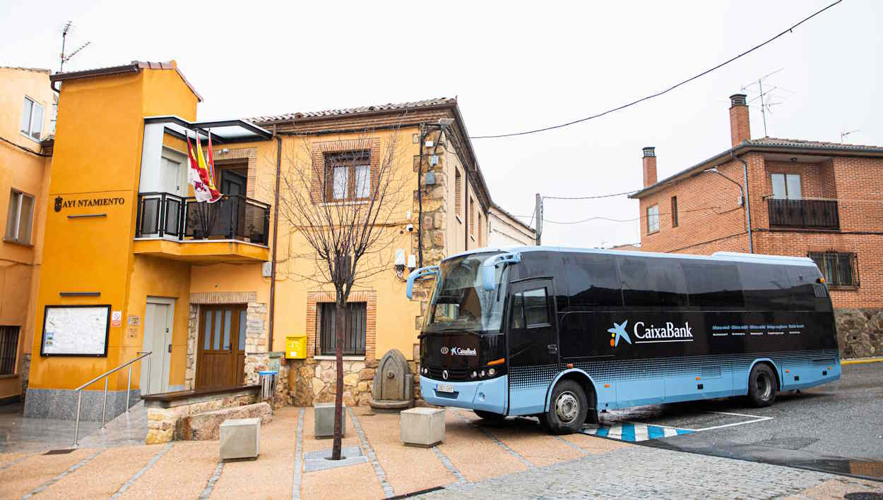 Ofibus de CaixaBank en un municipio español
