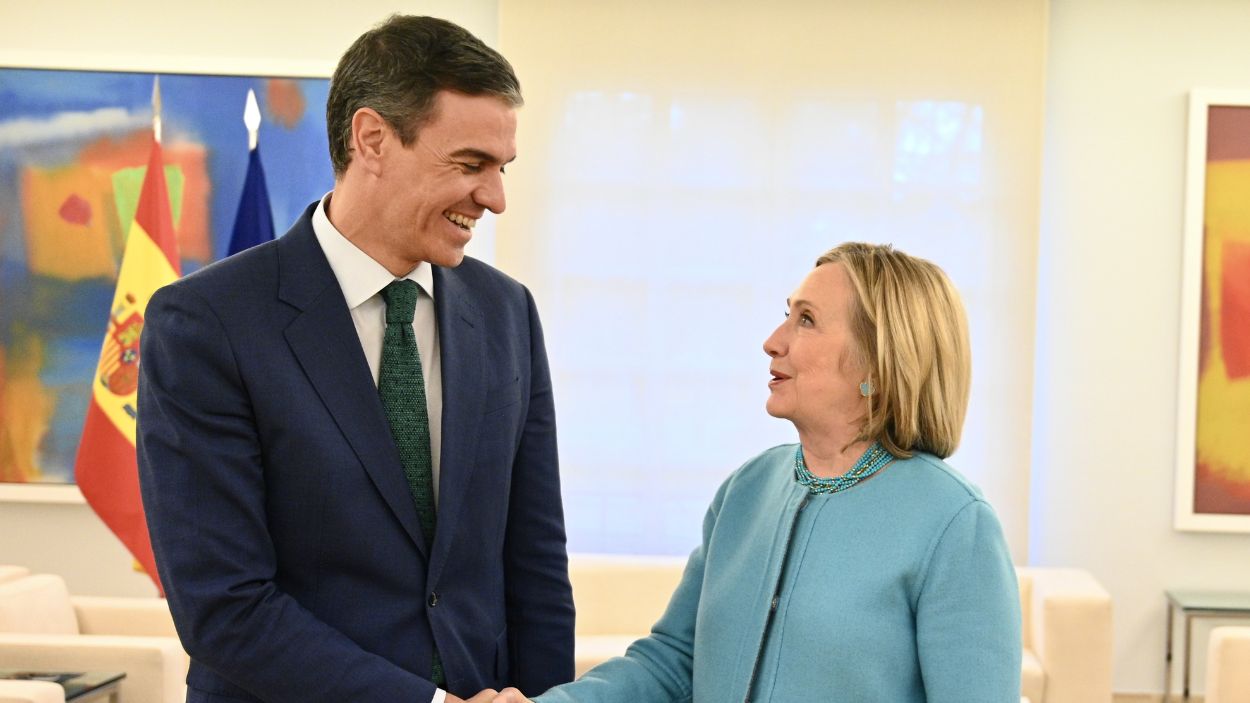 El presidente del Gobierno, Pedro Sánchez, con la exsecretaria de Estado de EE.UU, Hillary Clinton. Imagen: Redes sociales.