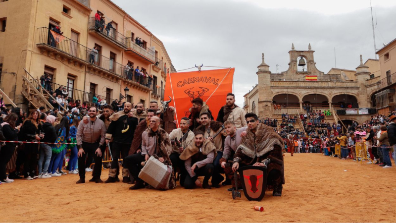 Varias personas disfrazas participan en el encierro del Carnaval del Toro en Ciudad Rodrigo. EP