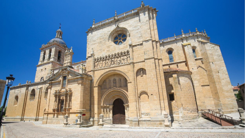 Fachada de la Catedral de Santa María de Ciudad Rodrigo, Salamanca.