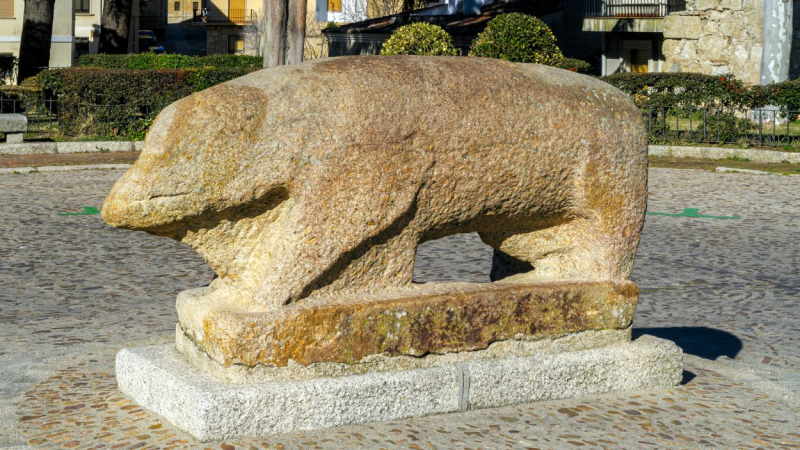 Escultura de granito llamada el Verraco ubicada en la zona del castillo de Ciudad Rodrigo.