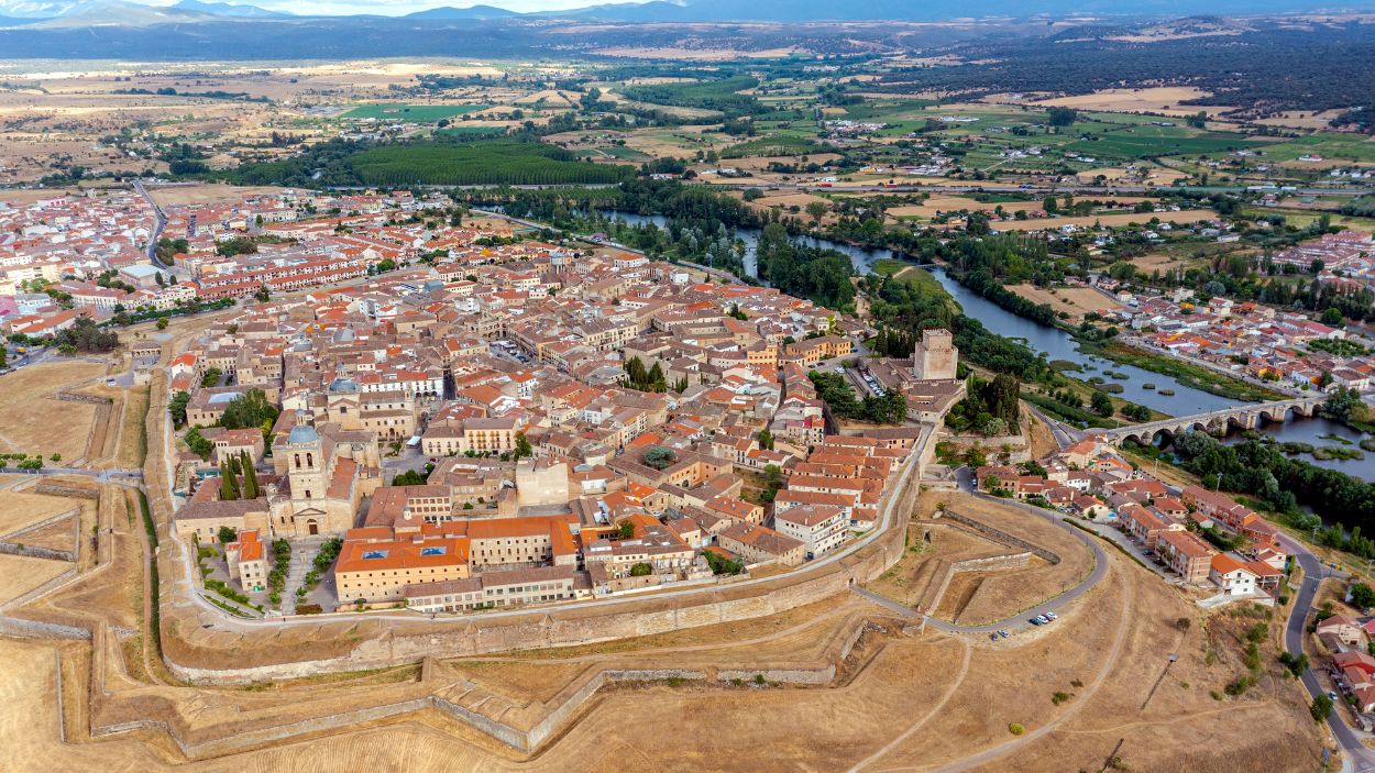 Vista panorámica de la localidad amurallada de Ciudad Rodrigo ubicada en Salamanca junto a la frontera con Portugal.