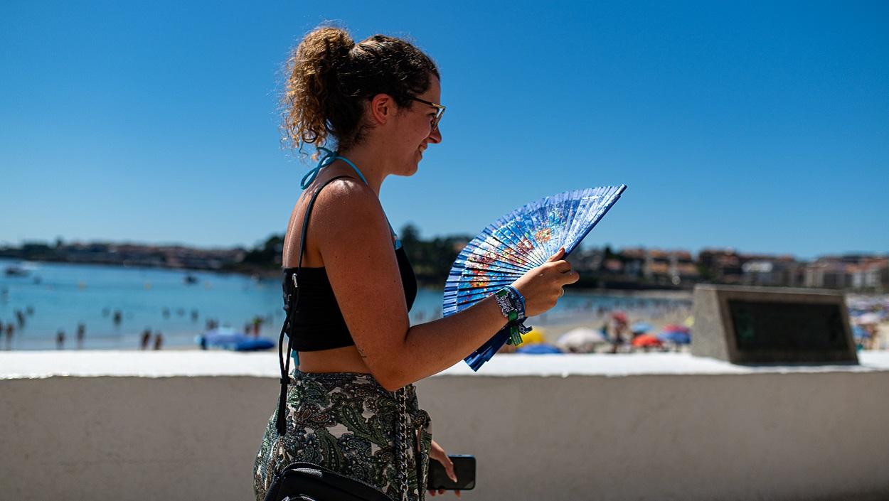 Varias personas en el paseo marítimo. EP/Archivo.