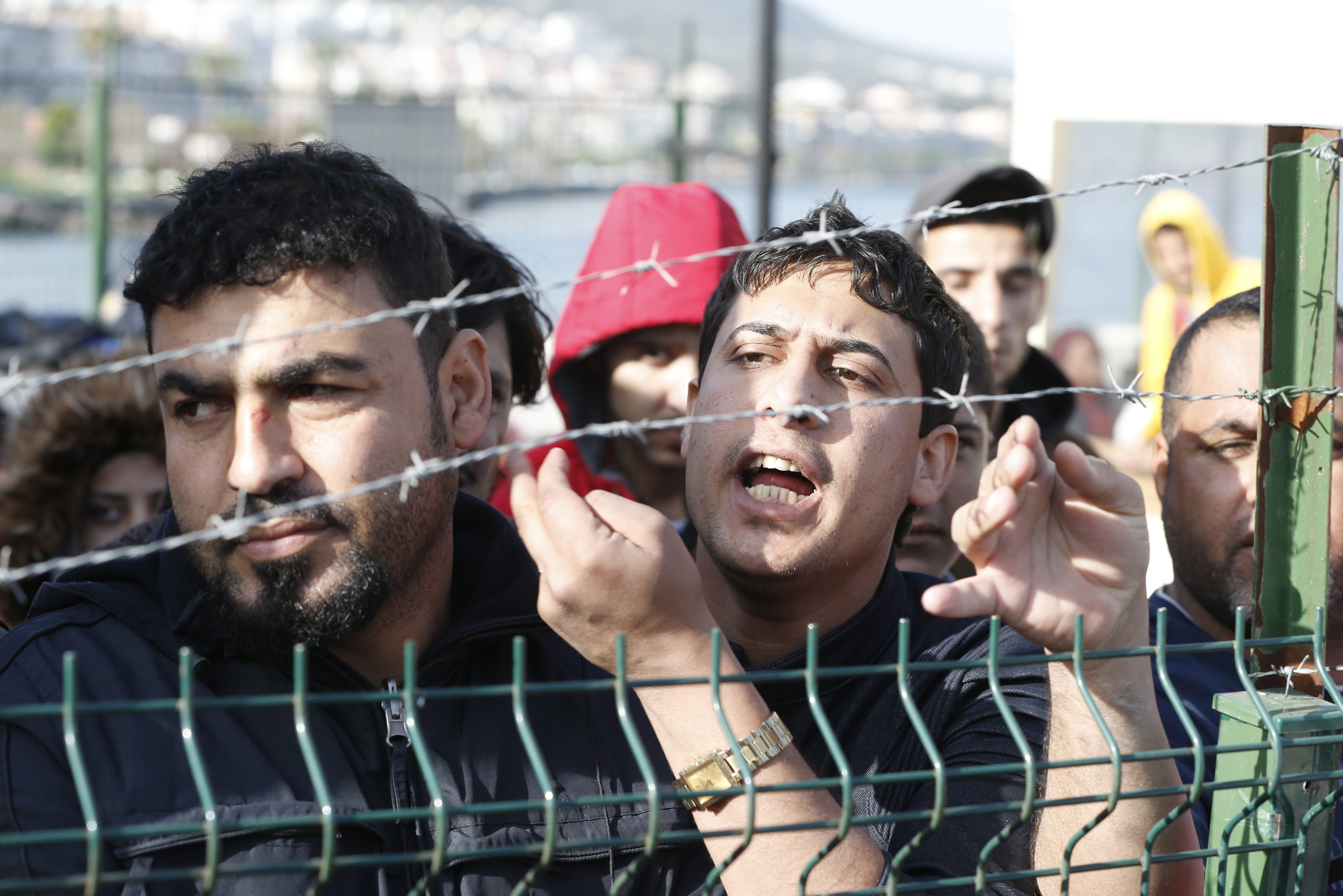 Refugiados esperan en el puerto de Dikili en Izmir (Turquía) a ser transferidos a un campo de refugiados. EFE