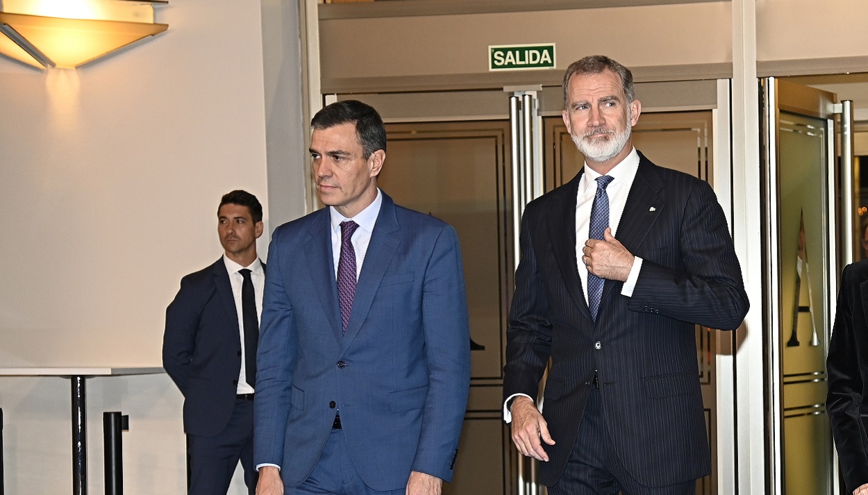 Sánchez y el rey se reúnen con el presidente de Ecuador. EP