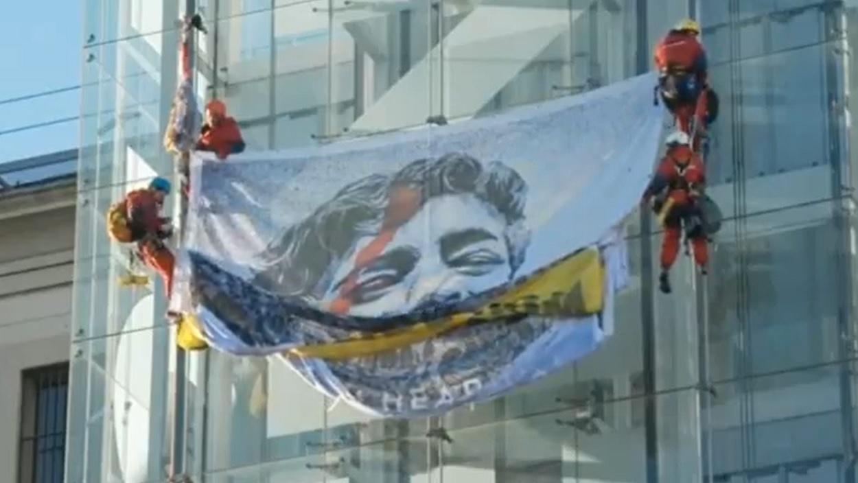 Greenpeace escala el Museo Reina Sofía contra los ataques de Israel en Gaza. Redes