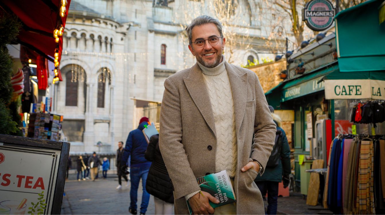 Máximo Huerta presenta su nueva novela 'París despertaba tarde' un homenaje a la ciudad en la que disfruta como nadie y a una época a la que se trasladaría sin dudarlo si pudiera  (Foto: Javier Ocaña)