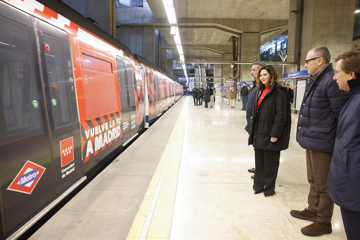 Metro de Madrid recibe el anuncio de la celebración de un Gran Premio de Fórmula 1 en Madrid con un tren decorado con imágenes relacionadas con la prueba automovilística internacional. Metro de Madrid.