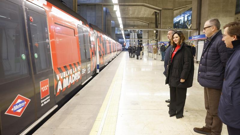 Metro de Madrid recibe el anuncio de la celebración de un Gran Premio de Fórmula 1 en Madrid con un tren decorado con imágenes relacionadas con la prueba automovilística internacional. Metro de Madrid.