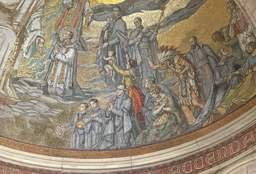 Detalle del mosaico de una de las capillas del Sagrado Corazón de París en el que se puede ver a dos falleras