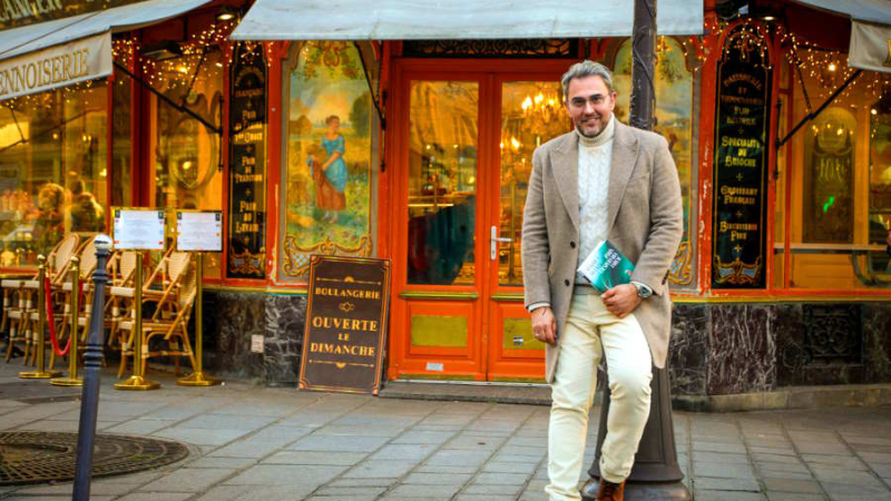 "Escribir sobre una ciudad es como empadronarse en ella", nos cuenta Máximo Huerta, feliz siempre en su París, su 'ciudad de adopción'.  (Foto: Javier Ocaña)