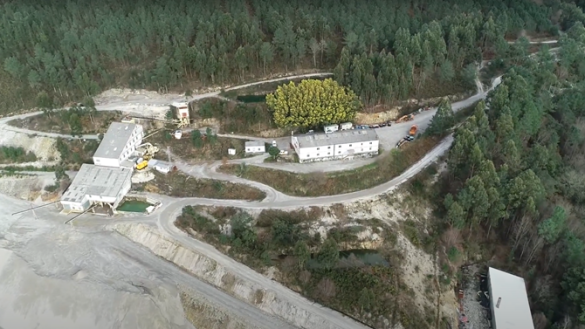 Vista aérea de la explotación minera de San Finx, en Lousame, A Coruña (Foto: Ecoloxistas en Acción).