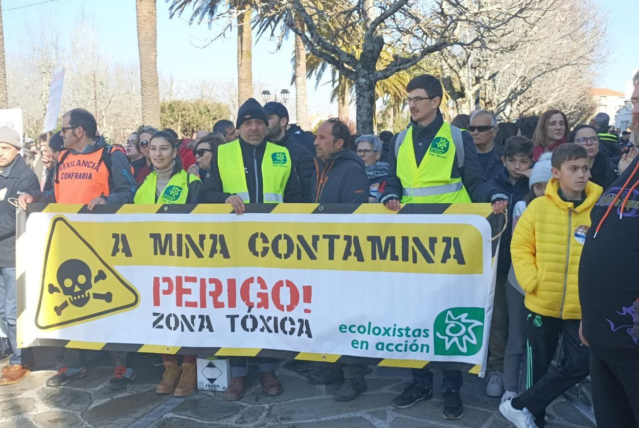 Imagen de una de las protestas celebradas contra los vertidos de la mina de San Finx (Foto: Ecoloxistas en Acción).