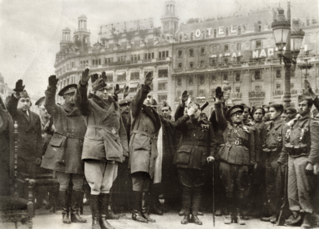 El general Yagüe, tercero por la izquierda.