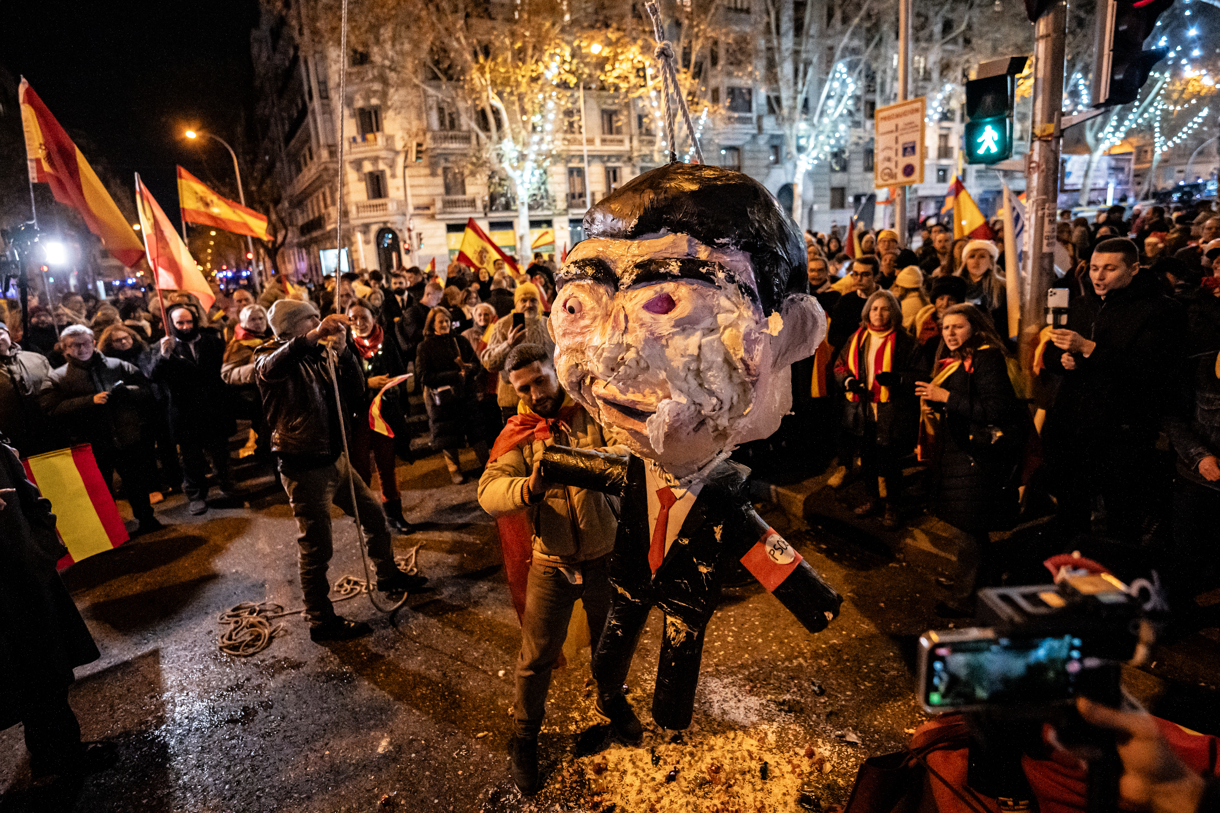 Apalean un muñeco de Pedro Sánchez en Ferraz