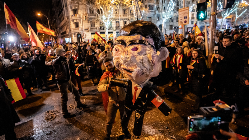 Apalean un muñeco de Pedro Sánchez en Ferraz