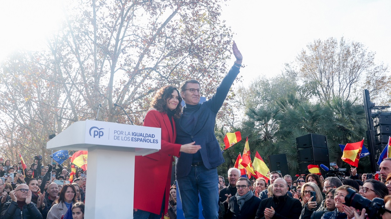 El presidente del PP, Alberto Núñez Feijóo (d), y la presidenta de la Comunidad de Madrid, Isabel Díaz Ayuso, en el templo de Debod