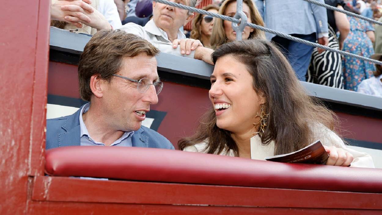 José Luis Martínez Almeida y su prometida, Teresa Urquijo, en las Ventas. EP