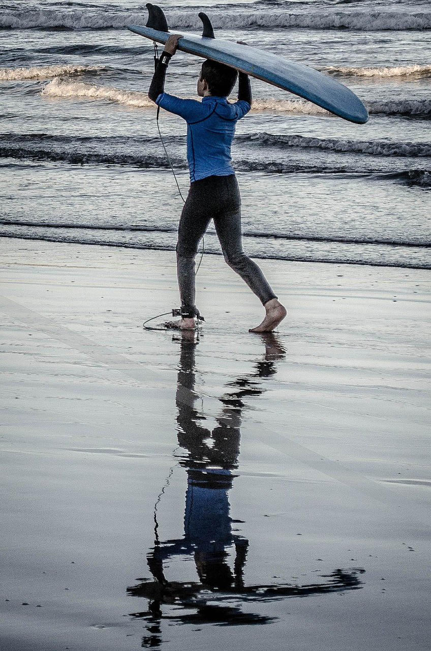 Niño practicando surf