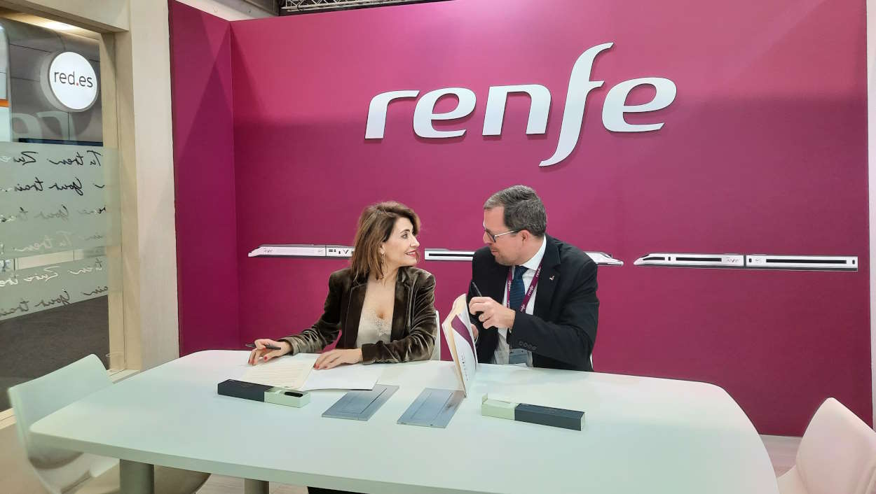 La actual presidenta de Paradores, Raquel Sánchez, durante la firma con el presidente de Renfe, Raül Blanco