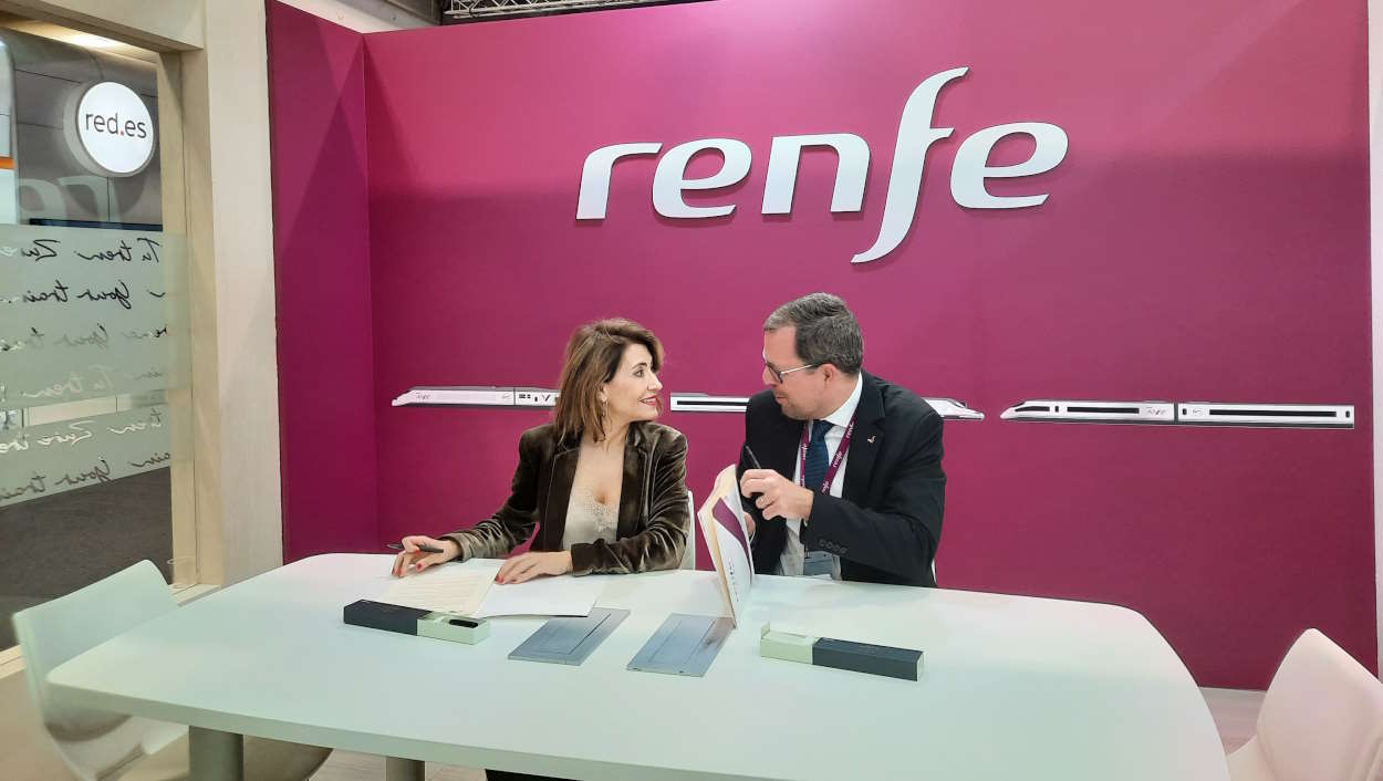 La actual presidenta de Paradores, Raquel Sánchez, durante la firma con el presidente de Renfe, Raül Blanco La actual presidenta de Paradores, Raquel Sánchez, durante la firma con el presidente de Renfe, Raül Blanco