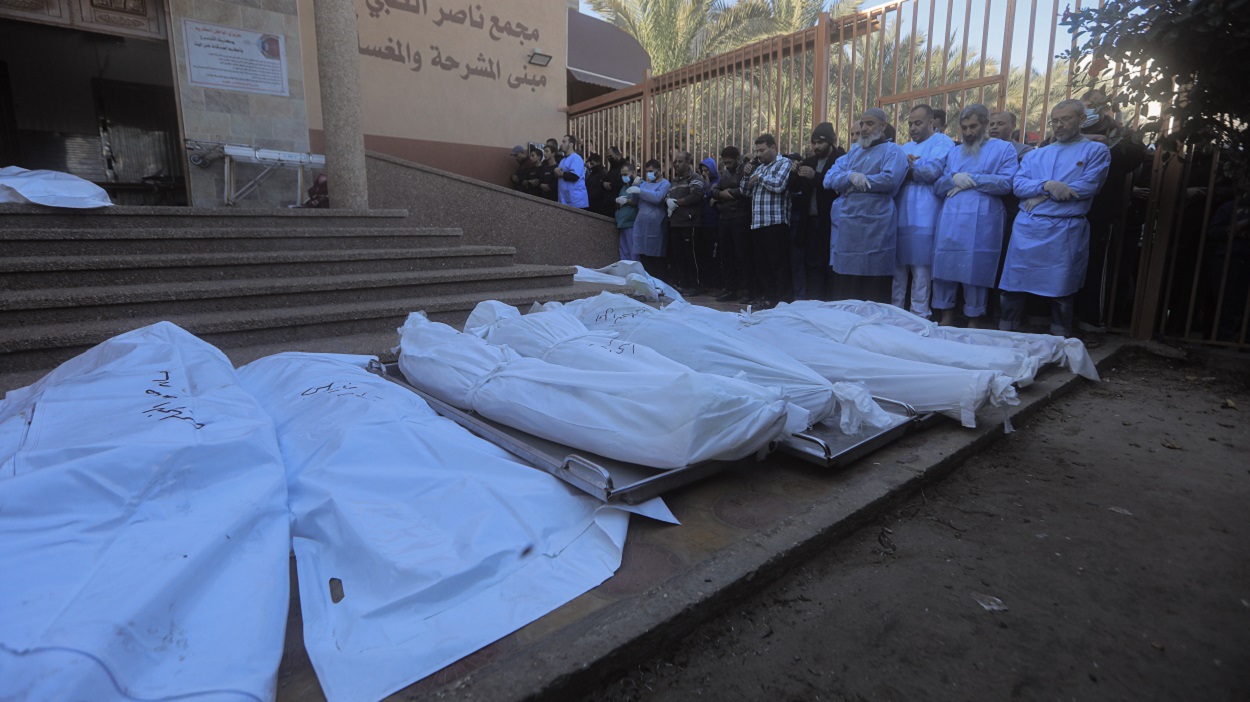 Imagen a las puertas del Hospital Nasser, en la Franja de Gaza. EP