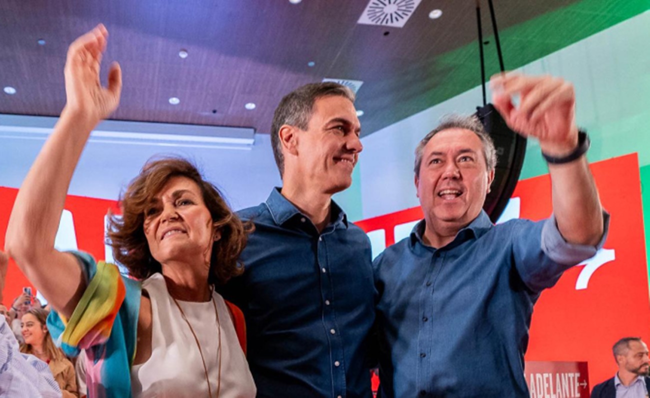 Pedro Sánchez junto a Carmen Calvo y Juan Espadas