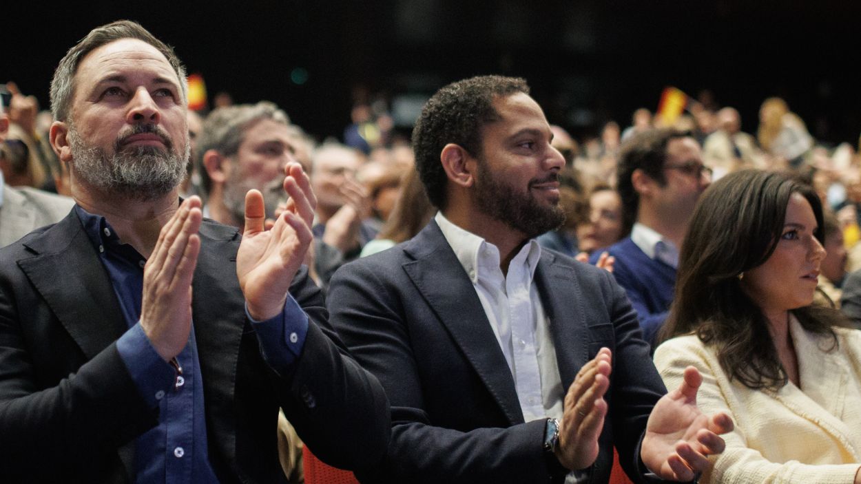 El líder de Vox, Santiago Abascal, el secretario general de Vox, Ignacio Garriga, y la portavoz de Vox en el Congreso, Pepa Millán. EP