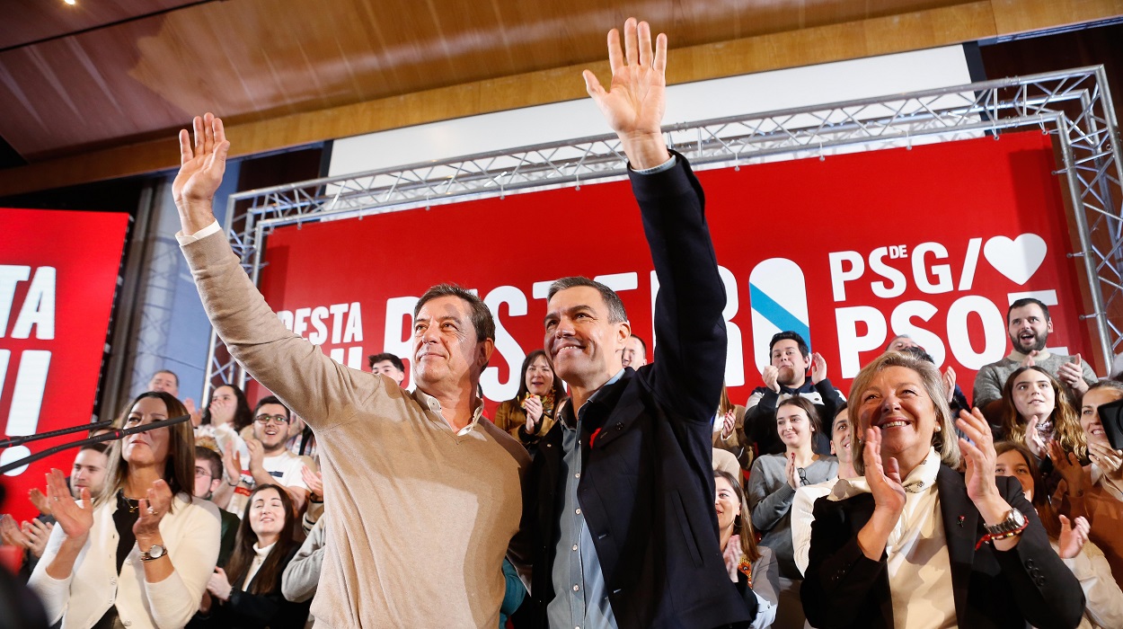 El secretario general del PSOE, Pedro Sánchez, junto al candidato del PSdeG a la Xunta de Galicia, José Ramón Gómez Besteiro. EP