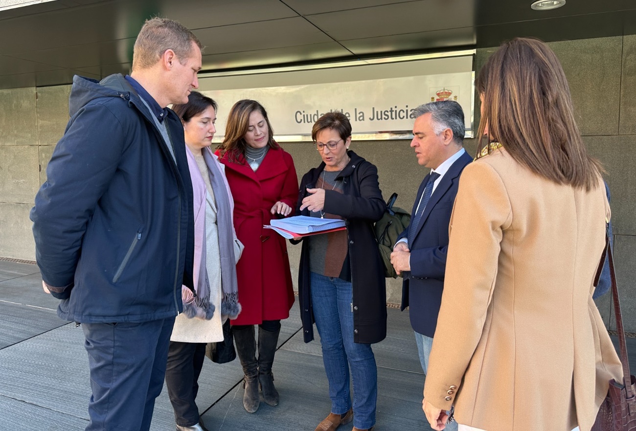 Denuncian en el juzgado a la alcaldesa de Almería y a la empresa concesionaria del tanatorio por presunta estafa