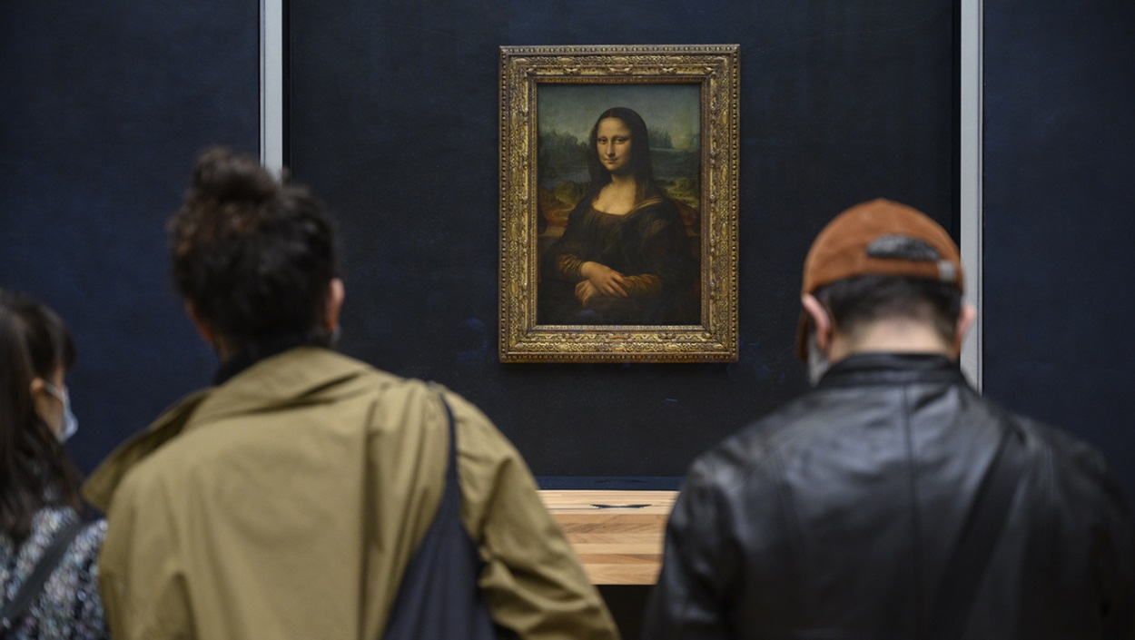 Visitantes al Louvre apreciando La Gioconda. Archivo/EP.