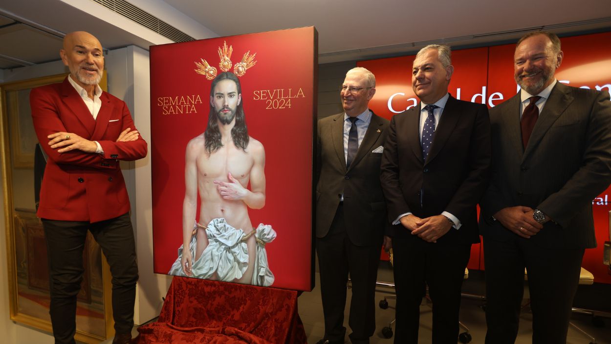 El autor, Salustiano, posa junto al cartel anunciador de la Semana Santa de Sevilla 2024 y a las autoridades presentes en el acto