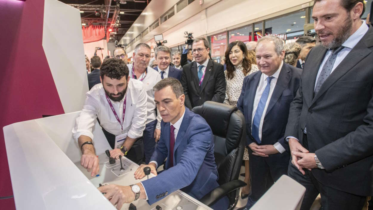 El presidente del Gobierno, Pedro Sánchez, participa en una de las actividades del stand de Renfe en Fitur