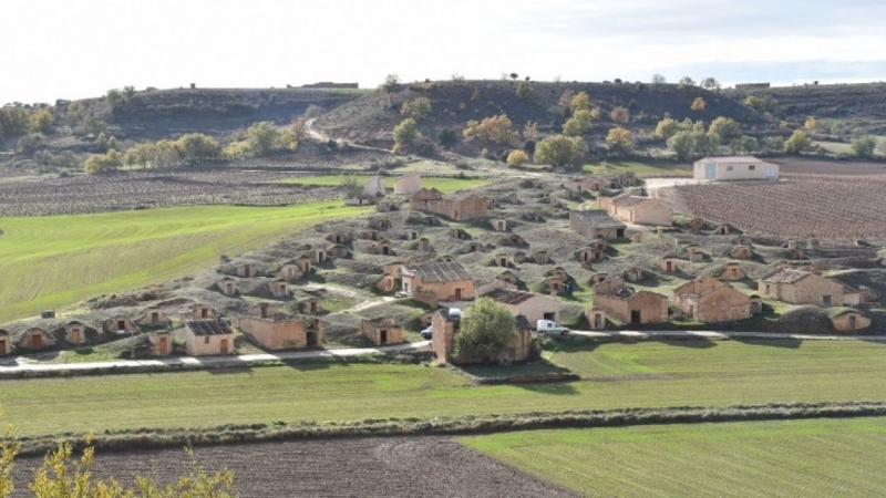 Conjunto de bodegas 'El Plantío' de Atatua, en Soria. Ruta del vino Ribera del Duero Conjunto de bodegas 'El Plantío' de Atatua, en Soria. Ruta del vino Ribera del Duero