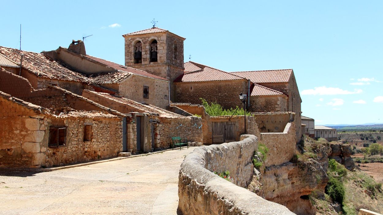 El pueblo de Atauta, situado en Soria, cuenta con más bodegas subterráneas que habitantes. Ruta del vino Ribera del Duero